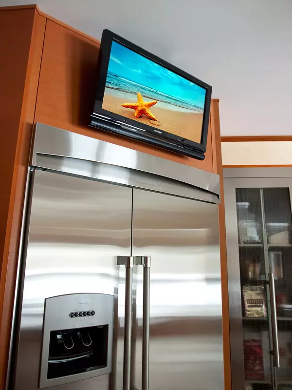 Kuchyňská televize Možnosti ubytování (56 fotek): Instalace v kuchyni headset, možnosti designu kuchyně. Jak zavěsit TV přes stůl? 20943_28