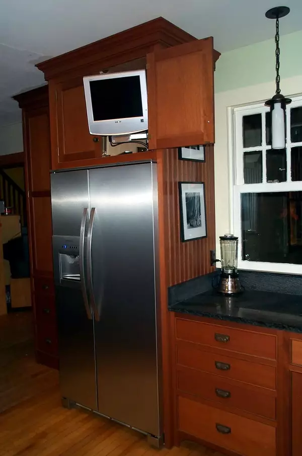 Køkken Tv Indkvartering Indstillinger (56 billeder): Installation i køkkenhovedtelefonen, køkken design muligheder. Hvordan man hænger tv over bordet? 20943_30
