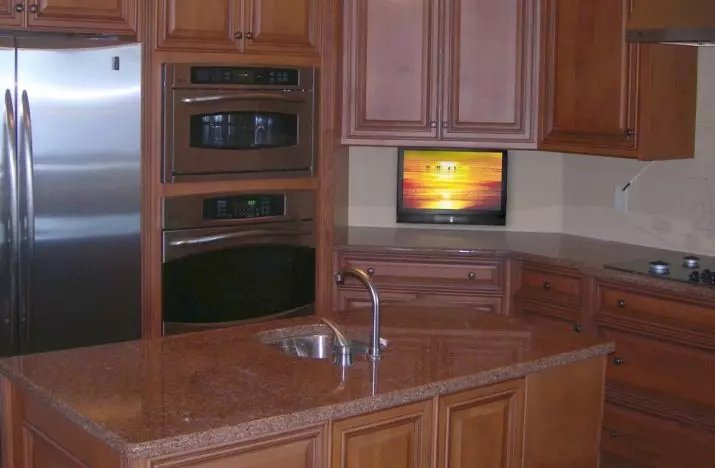 Opcions d'allotjament de la televisió de cuina (56 fotos): instal·lació en els auriculars de la cuina, opcions de disseny de cuina. Com penjar la televisió sobre la taula? 20943_34
