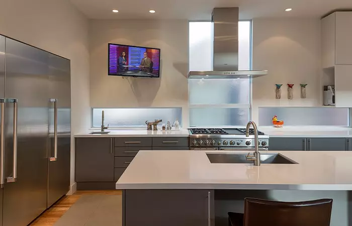 Kuchyňská televize Možnosti ubytování (56 fotek): Instalace v kuchyni headset, možnosti designu kuchyně. Jak zavěsit TV přes stůl? 20943_37
