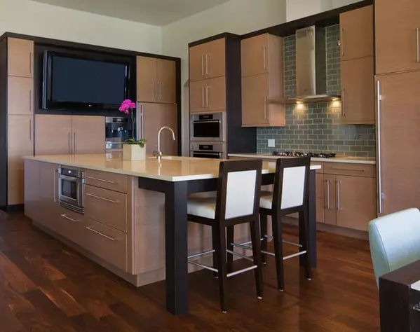 Kuchyňská televize Možnosti ubytování (56 fotek): Instalace v kuchyni headset, možnosti designu kuchyně. Jak zavěsit TV přes stůl? 20943_39