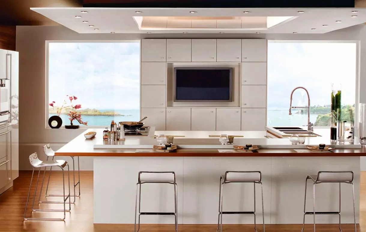 Opcions d'allotjament de la televisió de cuina (56 fotos): instal·lació en els auriculars de la cuina, opcions de disseny de cuina. Com penjar la televisió sobre la taula? 20943_40
