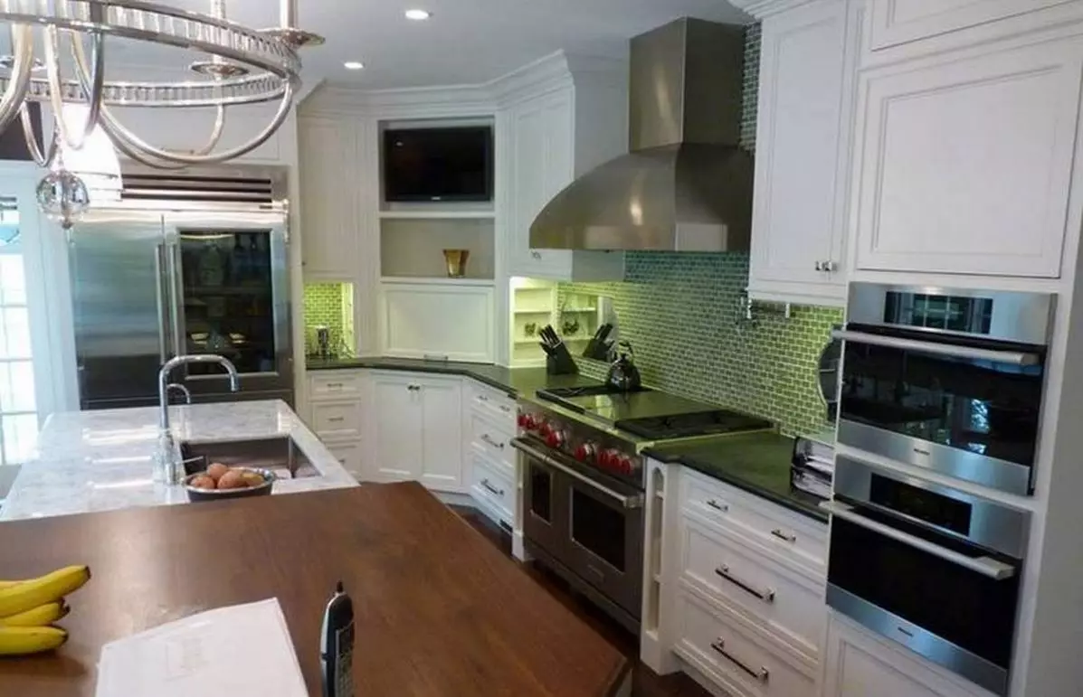 Kuchyňská televize Možnosti ubytování (56 fotek): Instalace v kuchyni headset, možnosti designu kuchyně. Jak zavěsit TV přes stůl? 20943_43