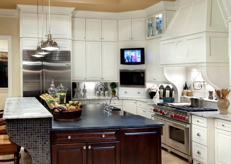 Opcions d'allotjament de la televisió de cuina (56 fotos): instal·lació en els auriculars de la cuina, opcions de disseny de cuina. Com penjar la televisió sobre la taula? 20943_45