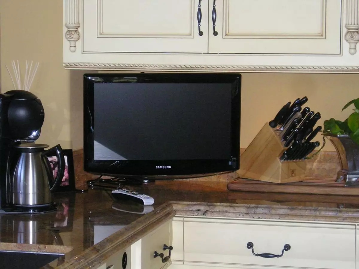 Opcions d'allotjament de la televisió de cuina (56 fotos): instal·lació en els auriculars de la cuina, opcions de disseny de cuina. Com penjar la televisió sobre la taula? 20943_46