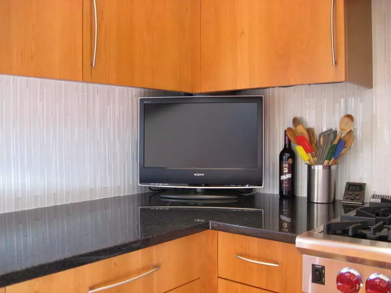 אפשרויות אירוח בטלוויזיה מטבח (56 תמונות): התקנה של דיבורית המטבח, אפשרויות עיצוב המטבח. איך לתלות טלוויזיה מעל השולחן? 20943_48