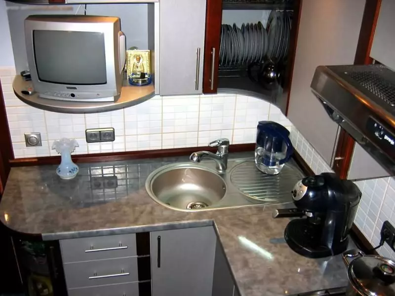 Opcions d'allotjament de la televisió de cuina (56 fotos): instal·lació en els auriculars de la cuina, opcions de disseny de cuina. Com penjar la televisió sobre la taula? 20943_51
