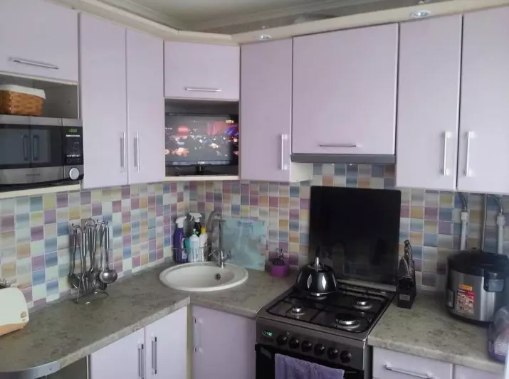 Opcions d'allotjament de la televisió de cuina (56 fotos): instal·lació en els auriculars de la cuina, opcions de disseny de cuina. Com penjar la televisió sobre la taula? 20943_56