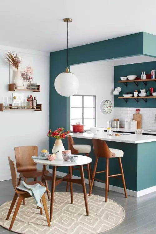 Nábytek pro malé kuchyně (54 fotek): Malý kuchyňský nábytek pro malou kuchyň, skříňky, nábytkové sady a samostatné položky, možnosti designu interiéru s nábytkem 20944_18
