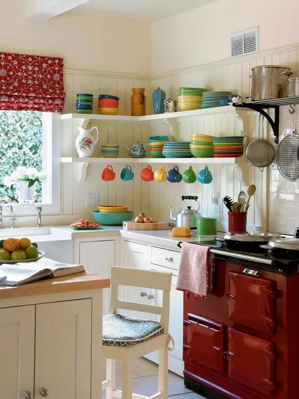 Pohištvo za majhne kuhinje (54 fotografij): Mala kuhinjska pohištvo za majhno kuhinjo, omare, pohištvo kompleti in ločene predmete, notranje opreme možnosti s pohištvom 20944_37