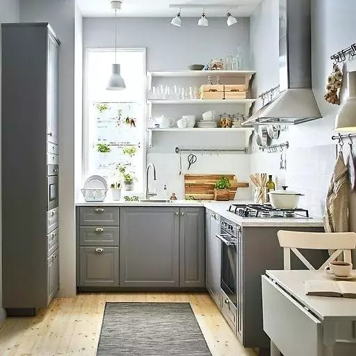 Nábytek pro malé kuchyně (54 fotek): Malý kuchyňský nábytek pro malou kuchyň, skříňky, nábytkové sady a samostatné položky, možnosti designu interiéru s nábytkem 20944_40