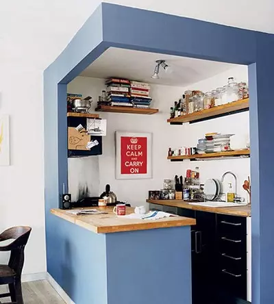Nábytek pro malé kuchyně (54 fotek): Malý kuchyňský nábytek pro malou kuchyň, skříňky, nábytkové sady a samostatné položky, možnosti designu interiéru s nábytkem 20944_5