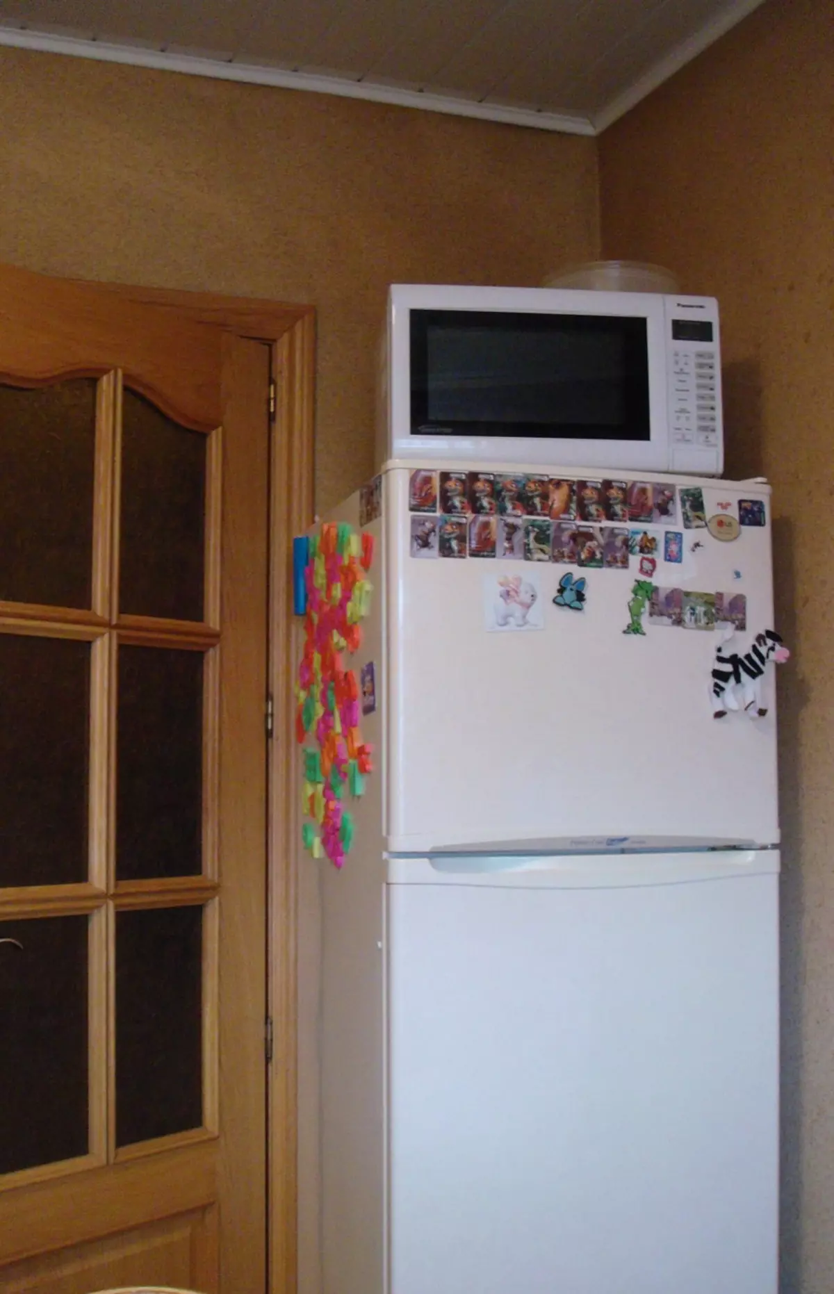 Можно ли ставить микроволновку на холодильник сверху. Микроволновка на холодильнике. Холодильник с микроволновкой. Микроволновая печь на холодильнике. Холодильник под СВЧ.