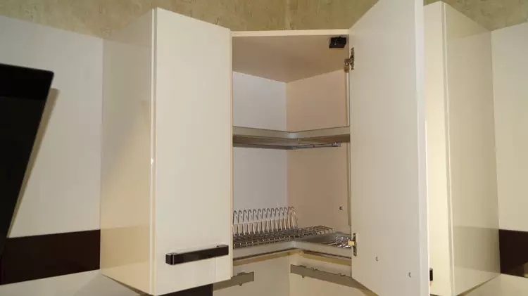 Gabinete de esquina con bisagras de cocina (34 fotos): Descripción general de los gabinetes superiores en forma de G, consejos de selección 20951_19