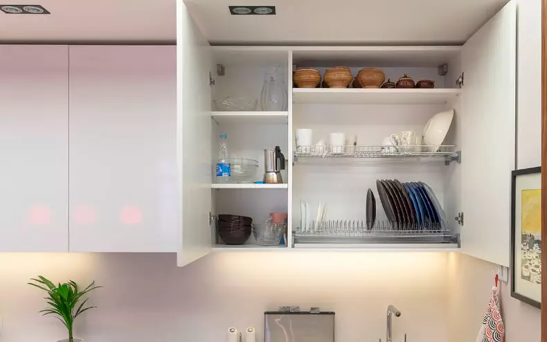Висината на горните кабинети за кујната (20 фотографии): Стандардни големини на монтиран кабинет во кујнските слушалки. Која е максималната висина на горните кабинети? 20952_13