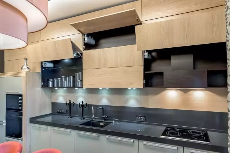 Височината на най-добрите шкафове за кухнята (20 снимки): стандартни размери на монтирания шкаф в кухнята слушалките. Каква е максималната височина на горните шкафове? 20952_7