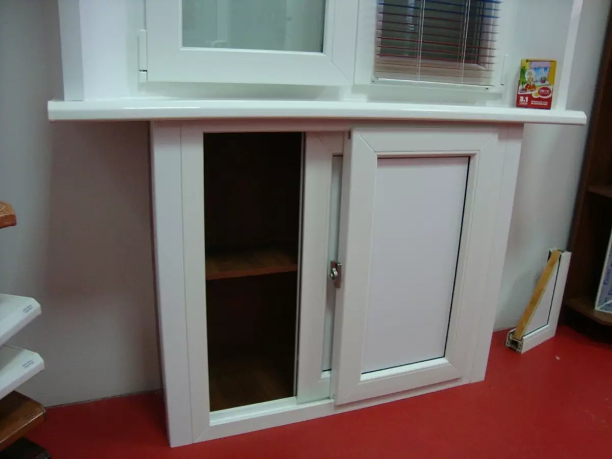 在窗户下的厨房里的利基（38张照片）：冬季橱柜冰箱和窗户下的盒子，架子和其他饰面设计选项 20962_11