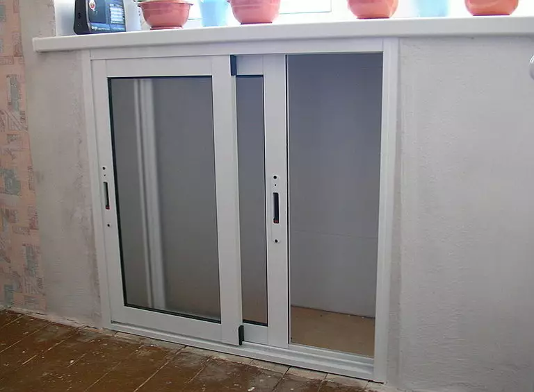Niša virtuvē zem loga (38 fotogrāfijas): ziemas skapis ledusskapis un kaste zem loga virtuvē, plauktos un citās apdares dizaina opcijās 20962_12