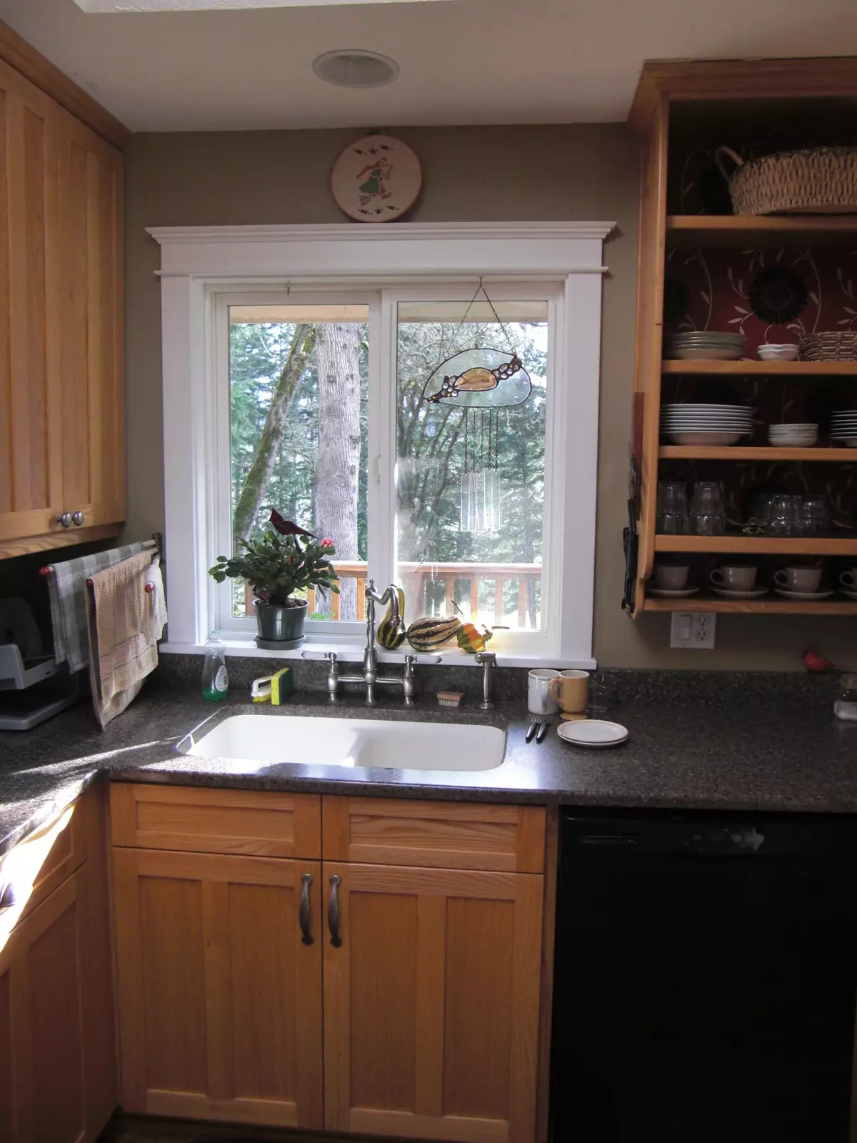 Խոհանոցում գտնվող խոհանոցում (38 լուսանկար). Ձմեռային կաբինետի սառնարան եւ պատուհանի տակ գտնվող տուփը խոհանոցում, դարակներ եւ ձեւավորման այլ տարբերակներ 20962_17