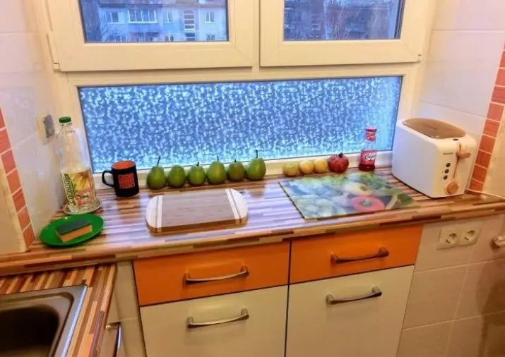 खिडकी अंतर्गत स्वयंपाकघरात (38 फोटो): स्वयंपाकघर, शेल्फ आणि इतर फिनिश डिझाइन पर्यायांमध्ये खिडकी अंतर्गत हिवाळा कॅबिनेट रेफ्रिजरेटर आणि बॉक्स 20962_2