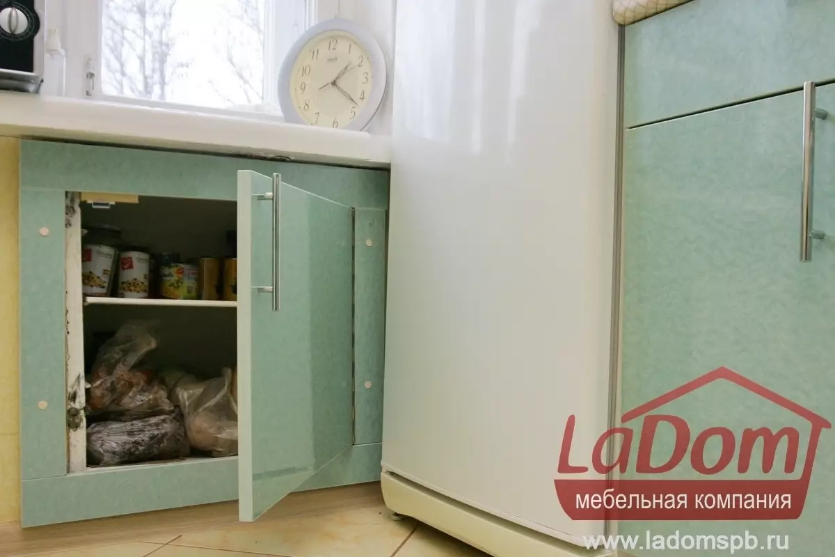 Nisch i köket under fönstret (38 foton): Vinterskåp kylskåp och låda under fönstret i köket, hyllor och andra färdiga designalternativ 20962_26