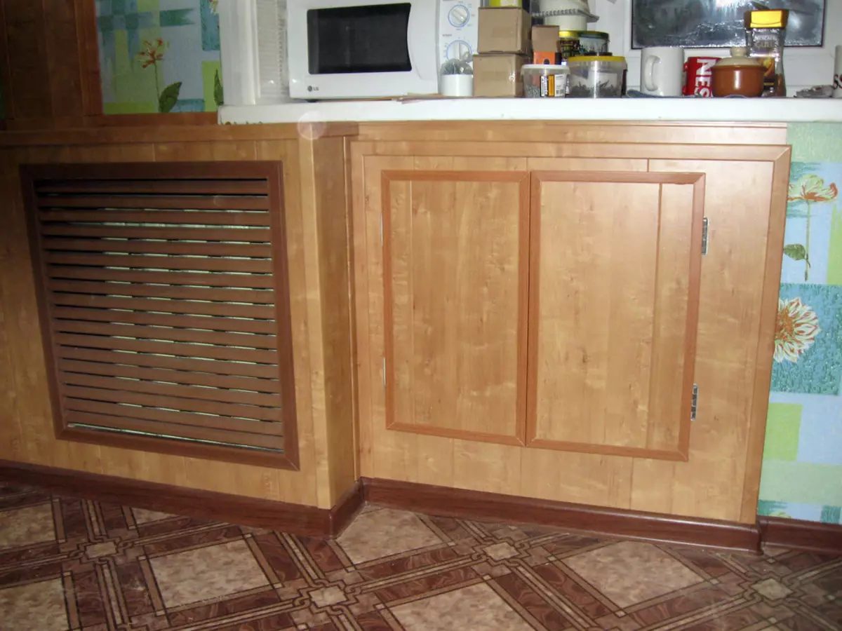 Ниша в кухнята под прозореца (38 снимки): хладилник и кутия за зимни шкаф под прозореца в кухнята, рафтовете и други финиш 20962_27
