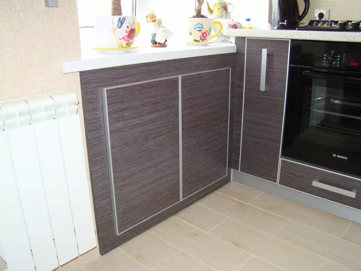 Niche në kuzhinë nën dritare (38 foto): Kabineti i dimrit frigorifer dhe kuti nën dritaren në kuzhinë, raftet dhe opsionet e tjera të dizajnit të finishit 20962_28