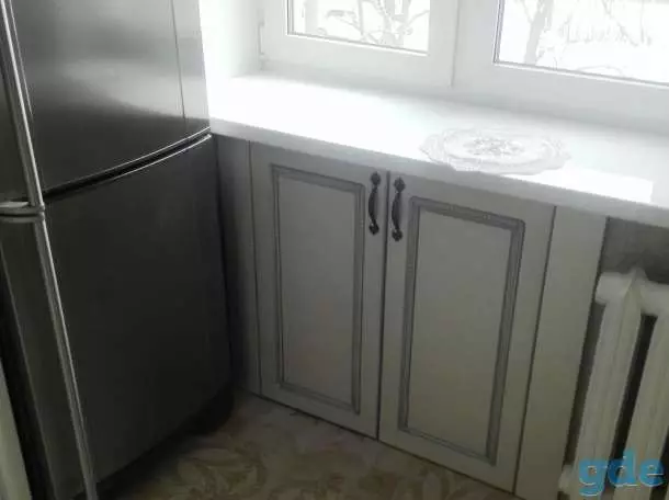 Niche virtuvėje po langu (38 nuotraukos): žiemos spintos šaldytuvas ir dėžutė po virtuvės, lentynų ir kitų apdailos dizaino parinkčių langą 20962_29