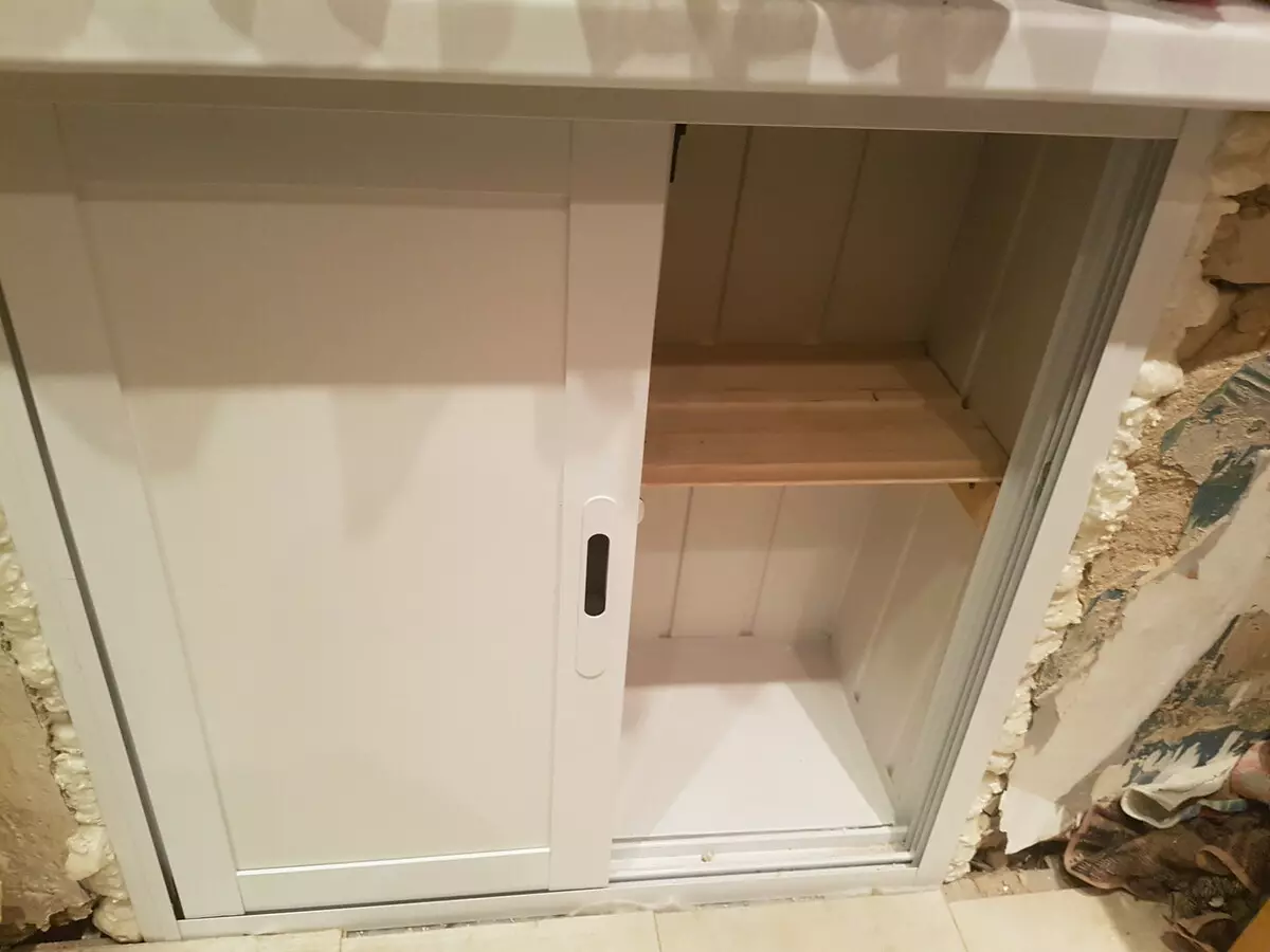 Nicchia in cucina sotto la finestra (38 foto): armadio invernale frigorifero e scatola sotto la finestra in cucina, scaffali e altre opzioni di design 20962_30
