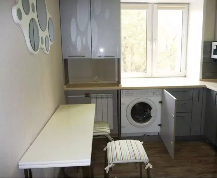 Niche virtuvėje po langu (38 nuotraukos): žiemos spintos šaldytuvas ir dėžutė po virtuvės, lentynų ir kitų apdailos dizaino parinkčių langą 20962_34