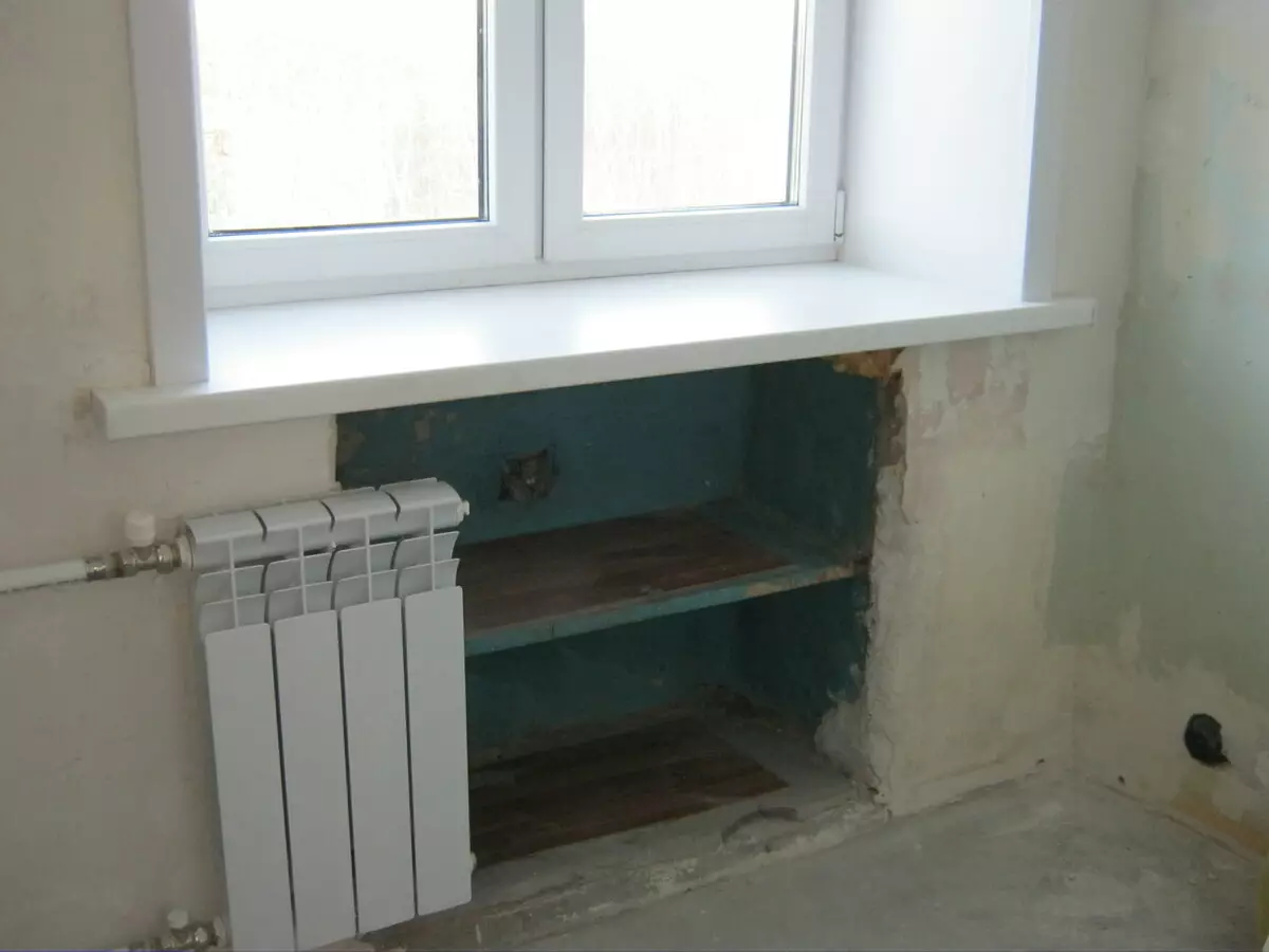 Nisza w kuchni pod oknem (38 zdjęć): lodówka zimowa szafka i pudełko pod oknem w kuchni, półkach i innych opcjach konstrukcyjnych 20962_8