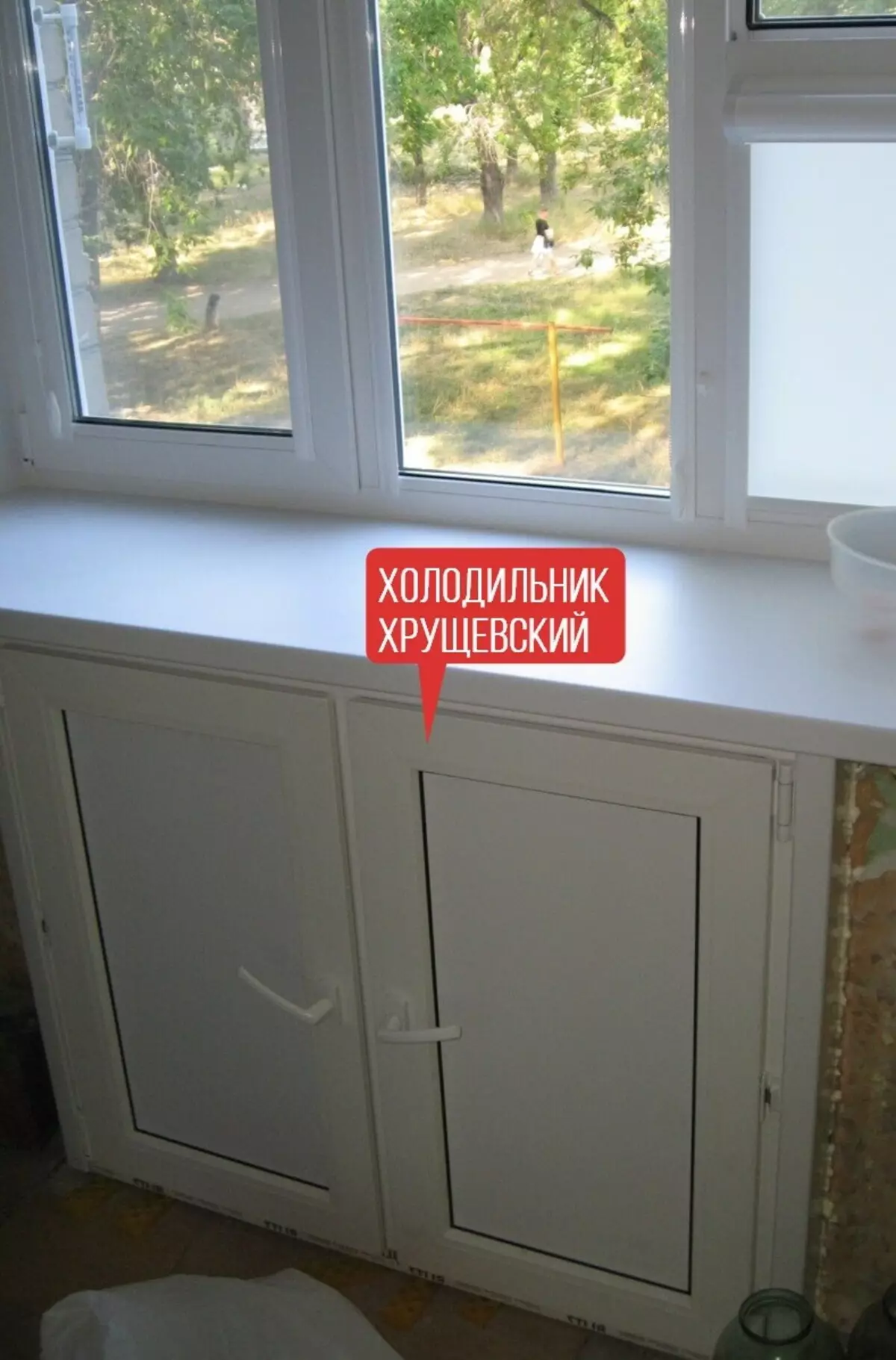 Niche keittiössä ikkunan alla (38 kuvaa): Talvikaappi jääkaappi ja laatikko ikkunan alla keittiön, hyllyt ja muut viimeistelyvaihtoehdot 20962_9