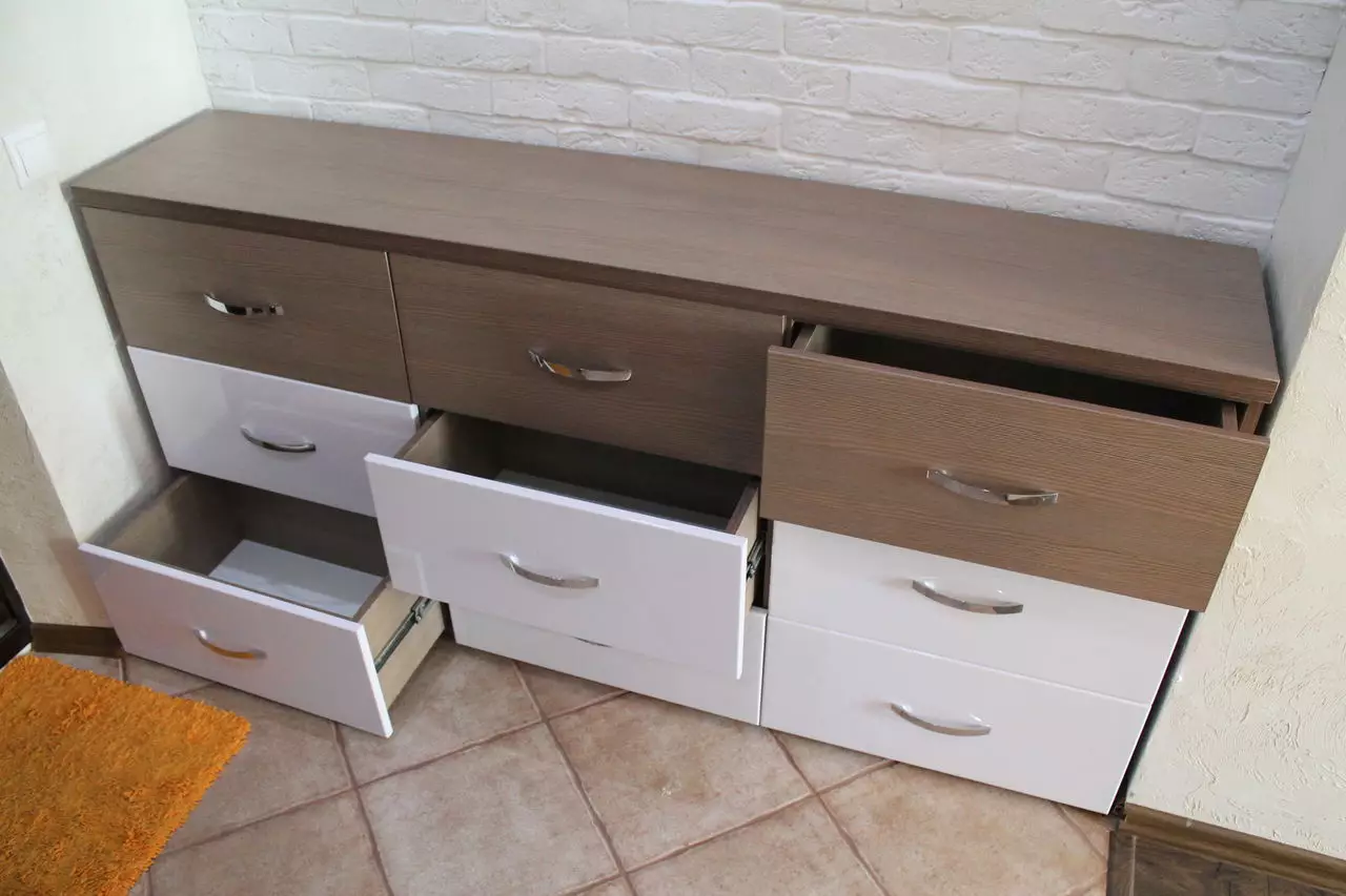 Dresser για την κουζίνα (53 φωτογραφίες): ντουλάπι κουζίνας με συρτάρια για πιάτα, σχεδιασμό καλαμποκιού σε κλασικό στυλ, συρταριέρα με επιφάνεια εργασίας, κομψά στενά πλαστικά μοντέλα 20964_20