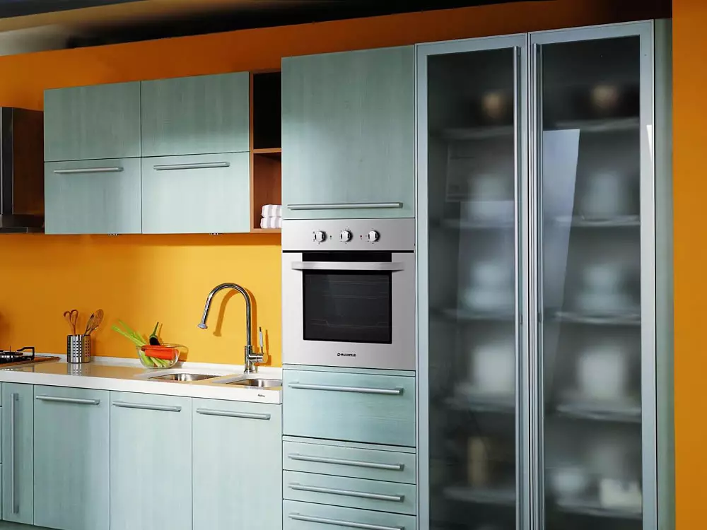 Кабинети за кујна (57 фотографии): отворено висока и тесна кујна кабинет, кујнски слушалки со аголни модели на случај датотеки во дизајнот на ентериер 20965_10