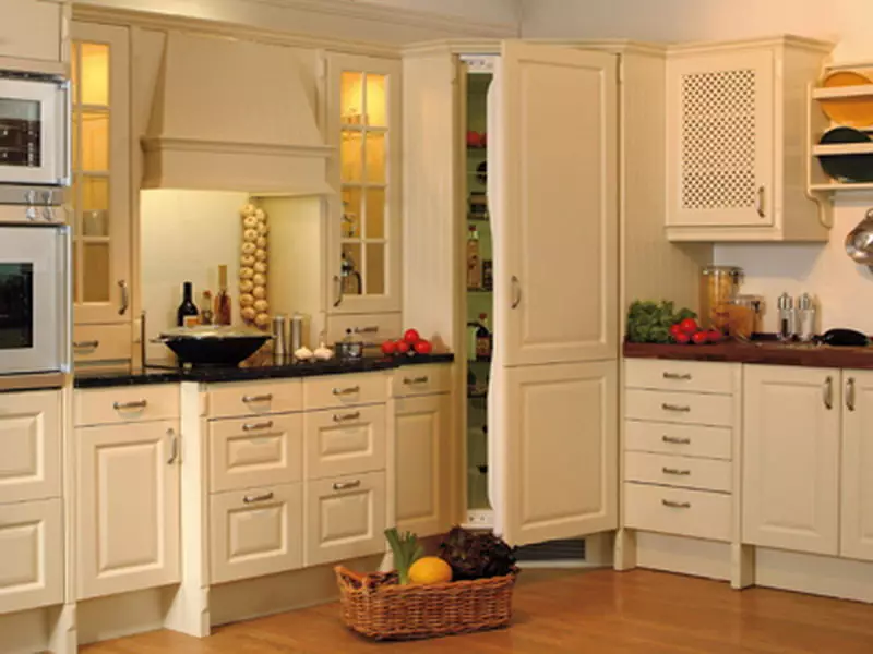Кабинети за кујна (57 фотографии): отворено висока и тесна кујна кабинет, кујнски слушалки со аголни модели на случај датотеки во дизајнот на ентериер 20965_13