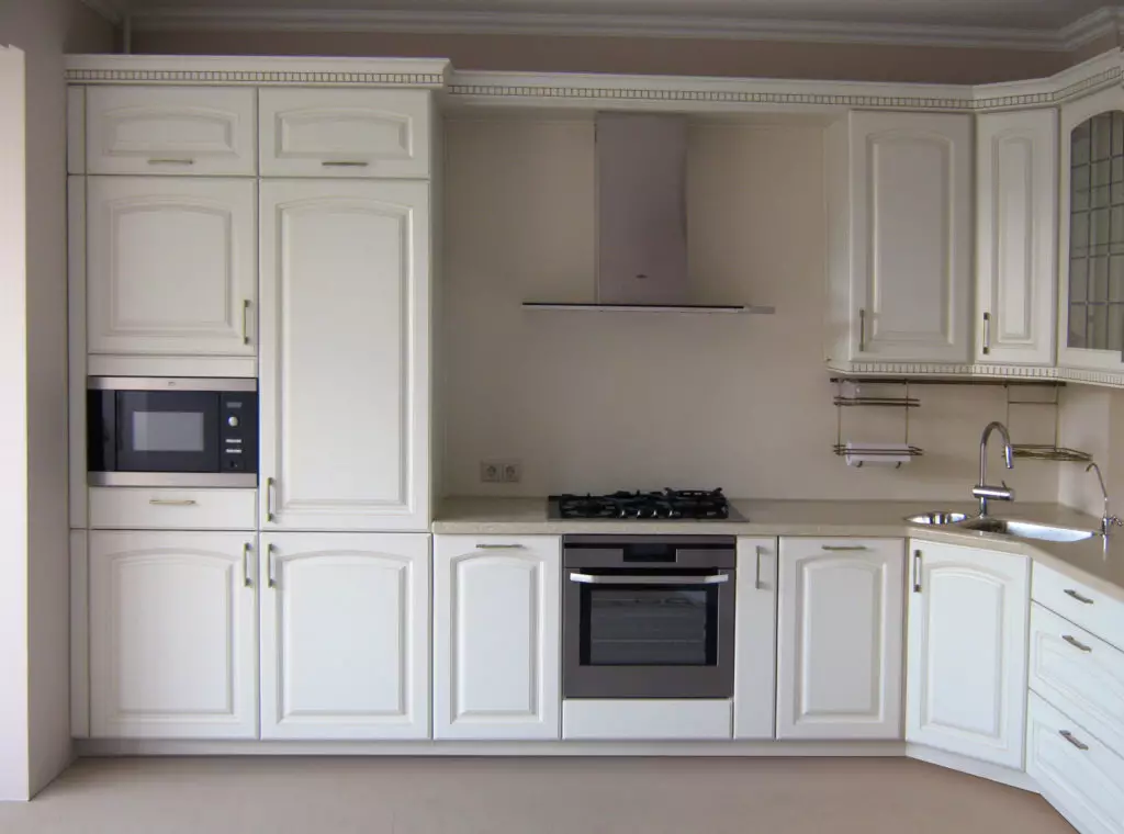 Кабинети за кујна (57 фотографии): отворено висока и тесна кујна кабинет, кујнски слушалки со аголни модели на случај датотеки во дизајнот на ентериер 20965_19
