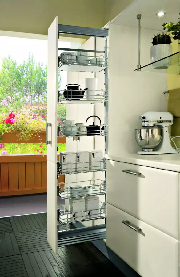 Кабинети за кујна (57 фотографии): отворено висока и тесна кујна кабинет, кујнски слушалки со аголни модели на случај датотеки во дизајнот на ентериер 20965_28