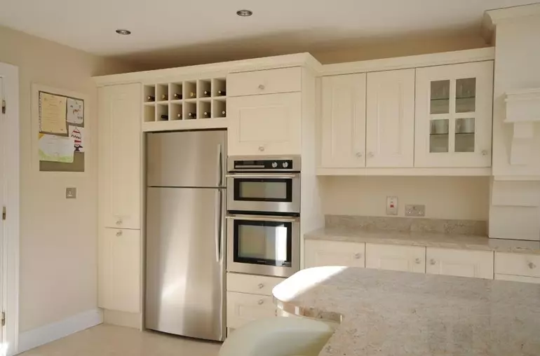 Кабинети за кујна (57 фотографии): отворено висока и тесна кујна кабинет, кујнски слушалки со аголни модели на случај датотеки во дизајнот на ентериер 20965_56