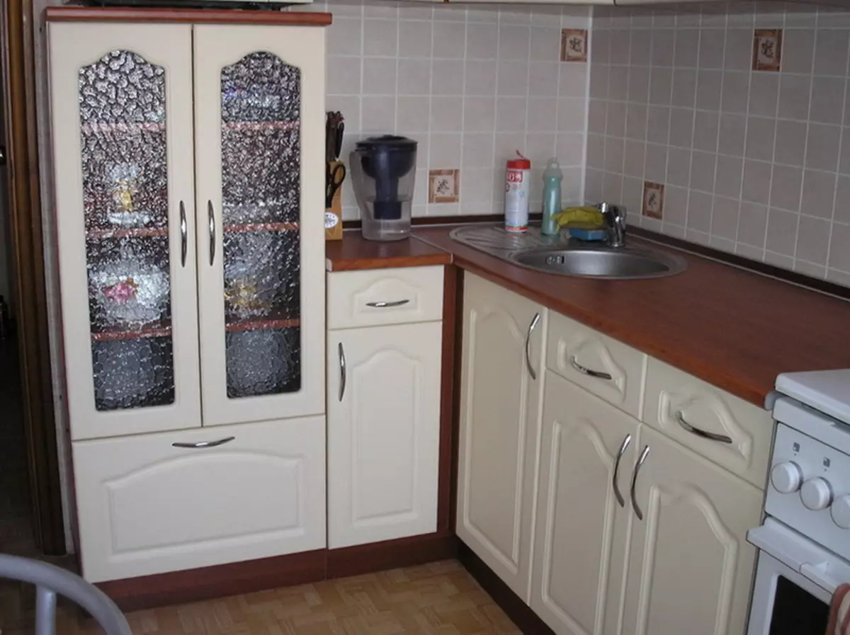 Кабинети за кујна (57 фотографии): отворено висока и тесна кујна кабинет, кујнски слушалки со аголни модели на случај датотеки во дизајнот на ентериер 20965_9