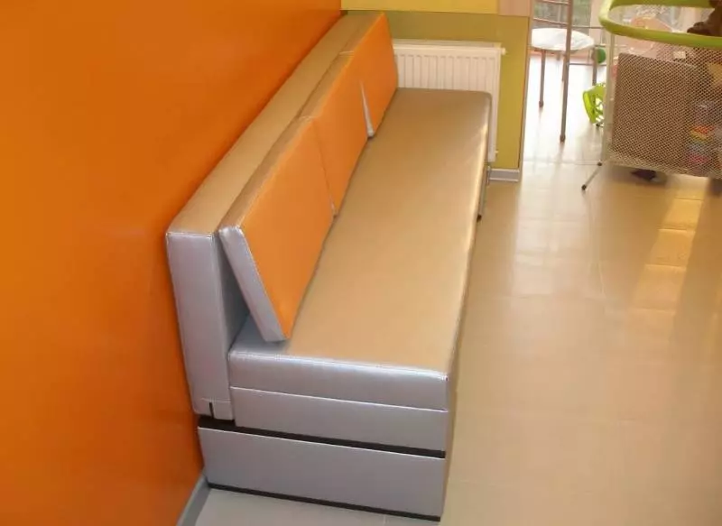 Couches trong bếp (44 ảnh): Ghế sofa gấp hẹp-Ghế sofa với nơi ngủ, mô hình nhà bếp với hộp lưu trữ, tùy chọn góc nhỏ 20968_18