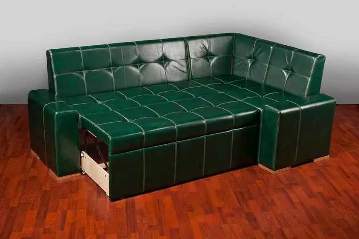 Couches trong bếp (44 ảnh): Ghế sofa gấp hẹp-Ghế sofa với nơi ngủ, mô hình nhà bếp với hộp lưu trữ, tùy chọn góc nhỏ 20968_37