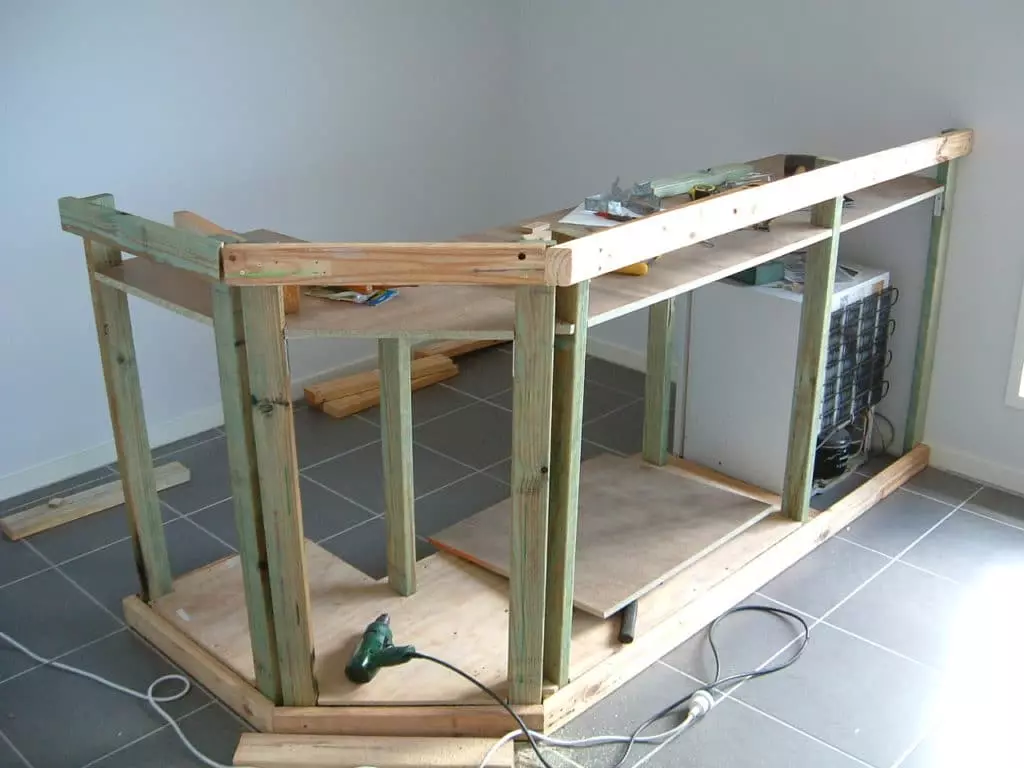Bar Rack for kjøkkenet med egne hender (32 bilder): Hvordan lage en barbord av tre og gipsvegg? Installasjon av bordplattform og rørstøtte 20971_22