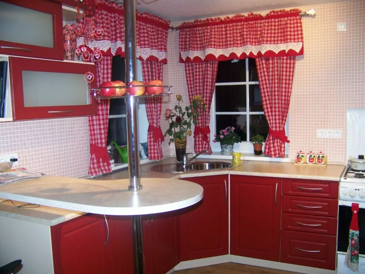 Красный кухонный гарнитур для маленькой кухни в интерьере фото