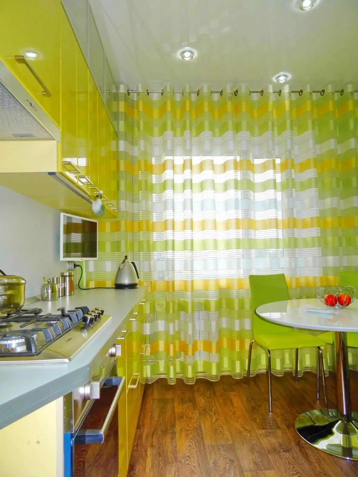 الستائر الخضراء في المطبخ (77 صور): البيج-سلطة والفستق ألوان الستائر لالمطبخ الأبيض والبرتقالي، والديكورات الداخلية مع تول أخضر أرجواني 20973_17