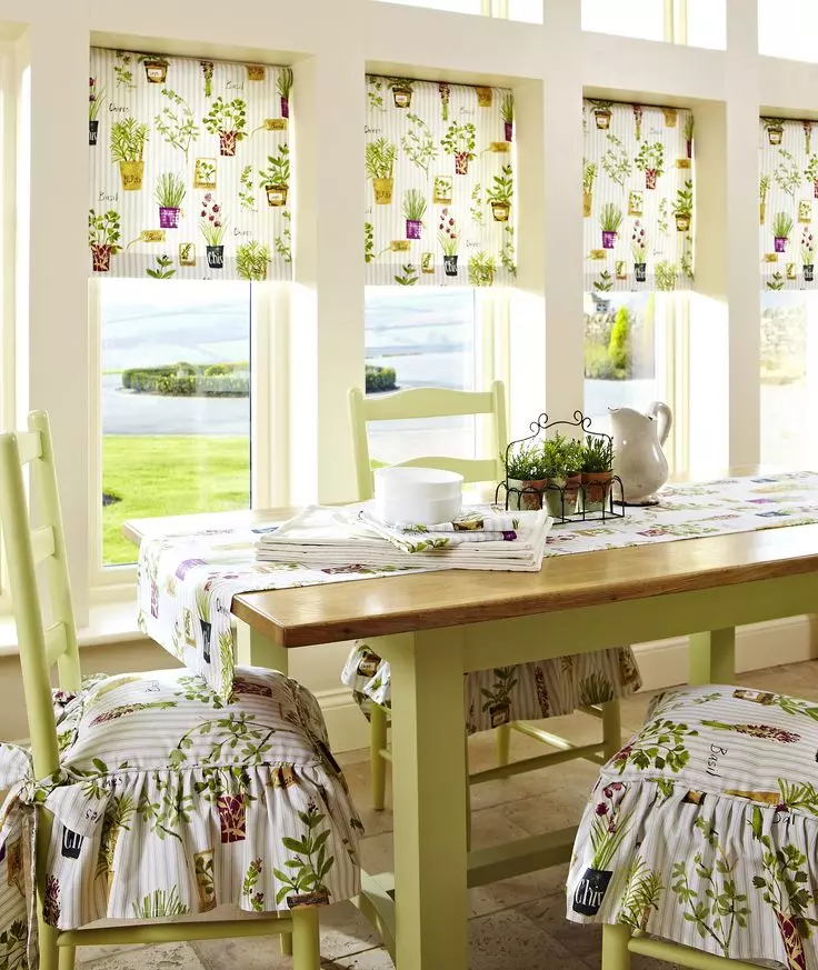 Rèm cửa màu xanh lá cây trong bếp (77 ảnh): Rèm cửa màu be-salad và hồ trăn cho nhà bếp màu trắng và màu cam, nội thất với vải tuyn xanh-lilac 20973_19