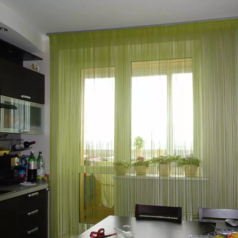 الستائر الخضراء في المطبخ (77 صور): البيج-سلطة والفستق ألوان الستائر لالمطبخ الأبيض والبرتقالي، والديكورات الداخلية مع تول أخضر أرجواني 20973_43