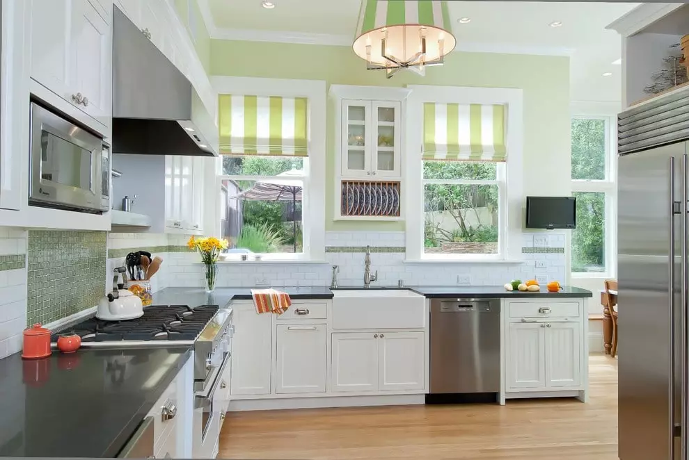 Perdele verde în bucătărie (77 fotografii): culori bej și fistic perdele pentru bucătării albe și portocalii, interioare cu tul de liliac verde 20973_51