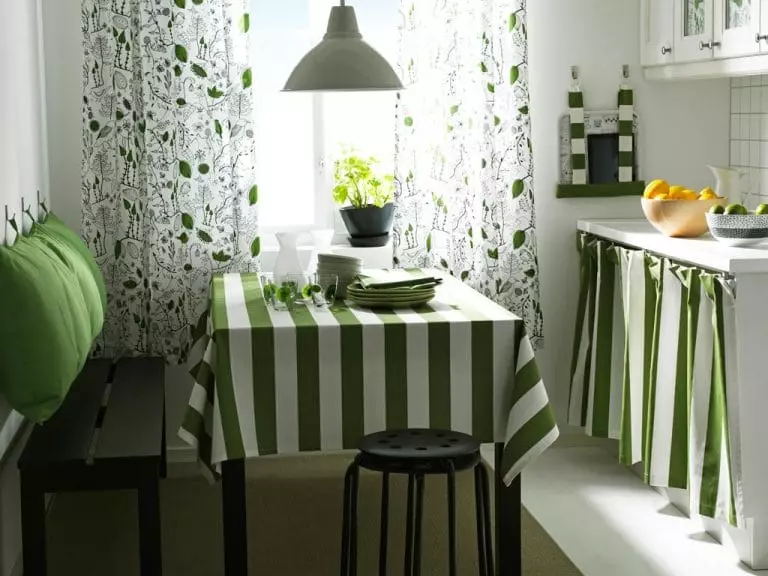 الستائر الخضراء في المطبخ (77 صور): البيج-سلطة والفستق ألوان الستائر لالمطبخ الأبيض والبرتقالي، والديكورات الداخلية مع تول أخضر أرجواني 20973_7