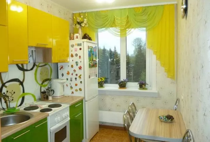 Rèm cửa màu xanh lá cây trong bếp (77 ảnh): Rèm cửa màu be-salad và hồ trăn cho nhà bếp màu trắng và màu cam, nội thất với vải tuyn xanh-lilac 20973_75