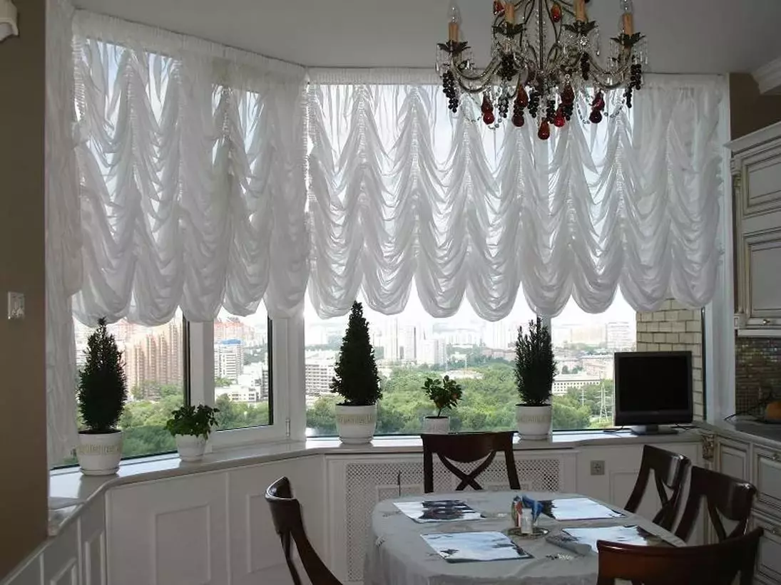 白色厨房的窗帘（42张照片）：黑色和白色颜色的厨房设计适用于什么颜色？蓝色窗帘如何看待白色厨房内部？ 20975_11